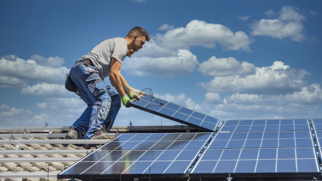 Est-ce que la rentabilité économique d'une installation photovoltaïque est un élément essentiel du contrat ?