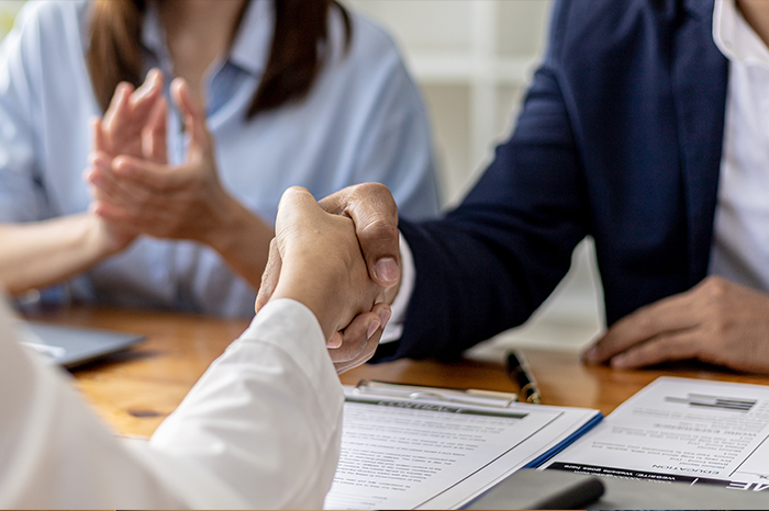 Une quittance portant mention « versée pour solde de tout compte » ne prive pas l’assuré de solliciter auprès du tiers responsable le complément du préjudice subi. (Cass.Civ.2ème 18.12.2025 n°23-14.395)