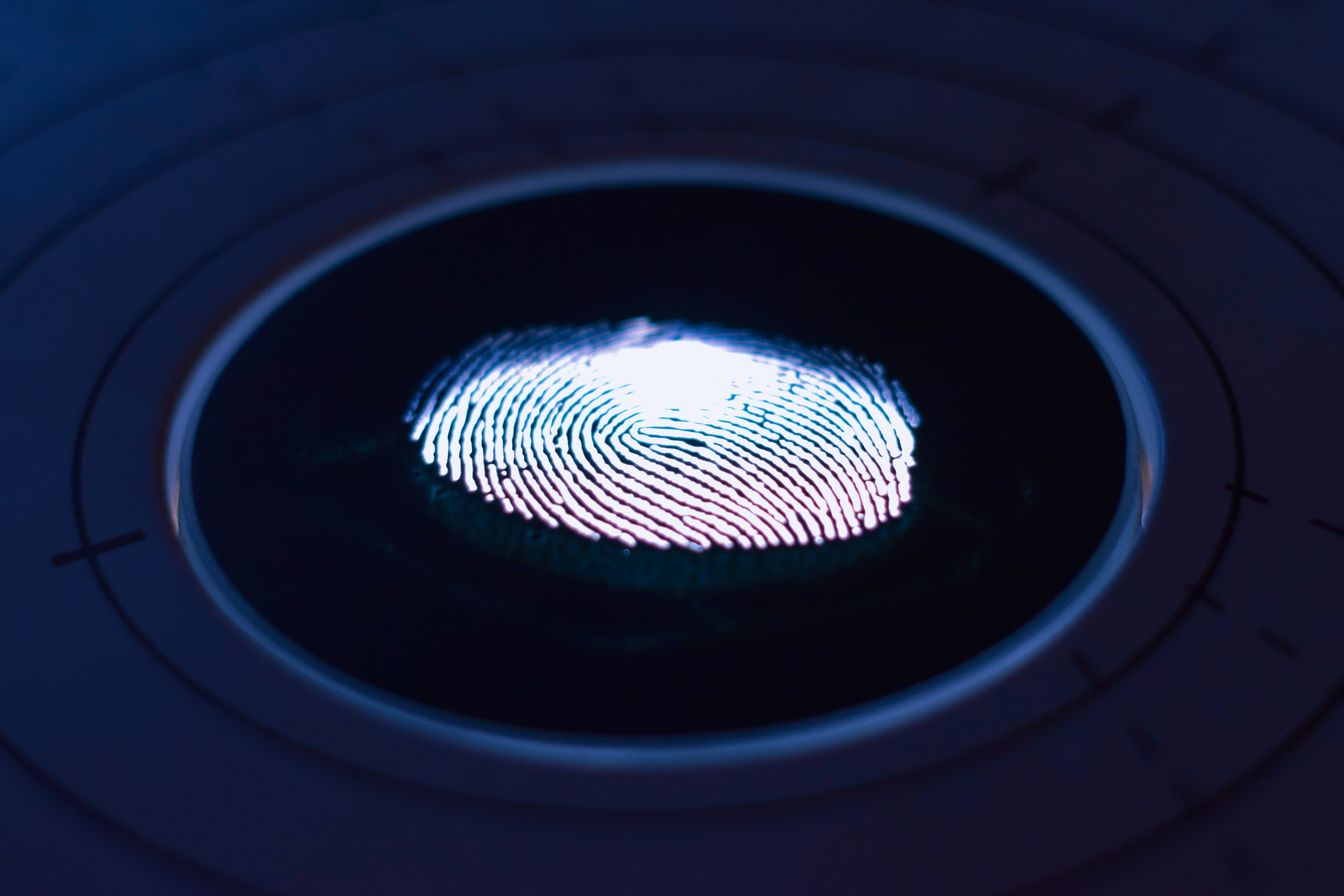 La Cour de justice de l’Union européenne interdit la collecte systématique des données biométriques et génétiques de toute personne mise en cause dans une affaire pénale 