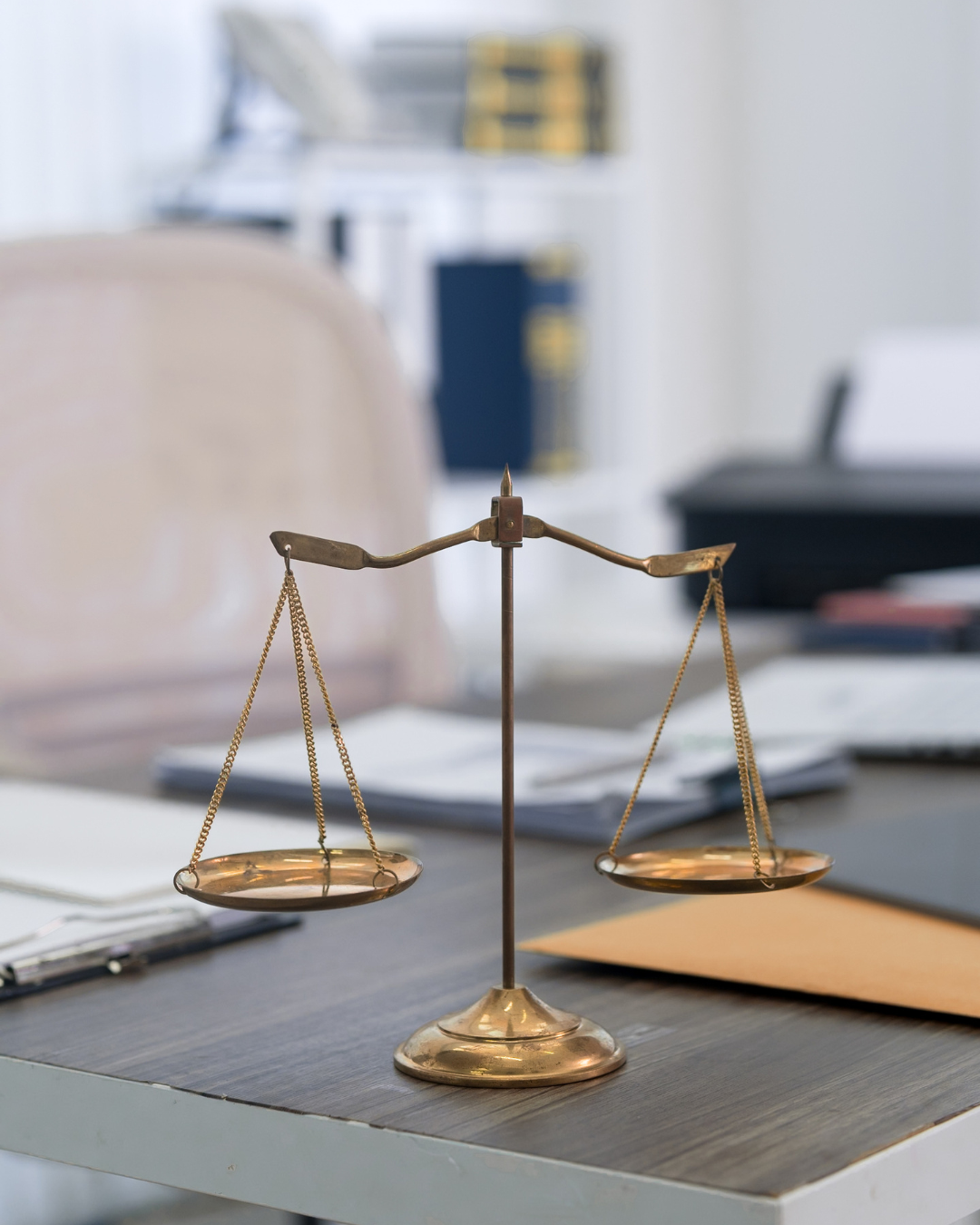 Comment choisir un avocat spécialisé en arnaque financière ? Les 15 critères essentiels avant d'engager une procédure