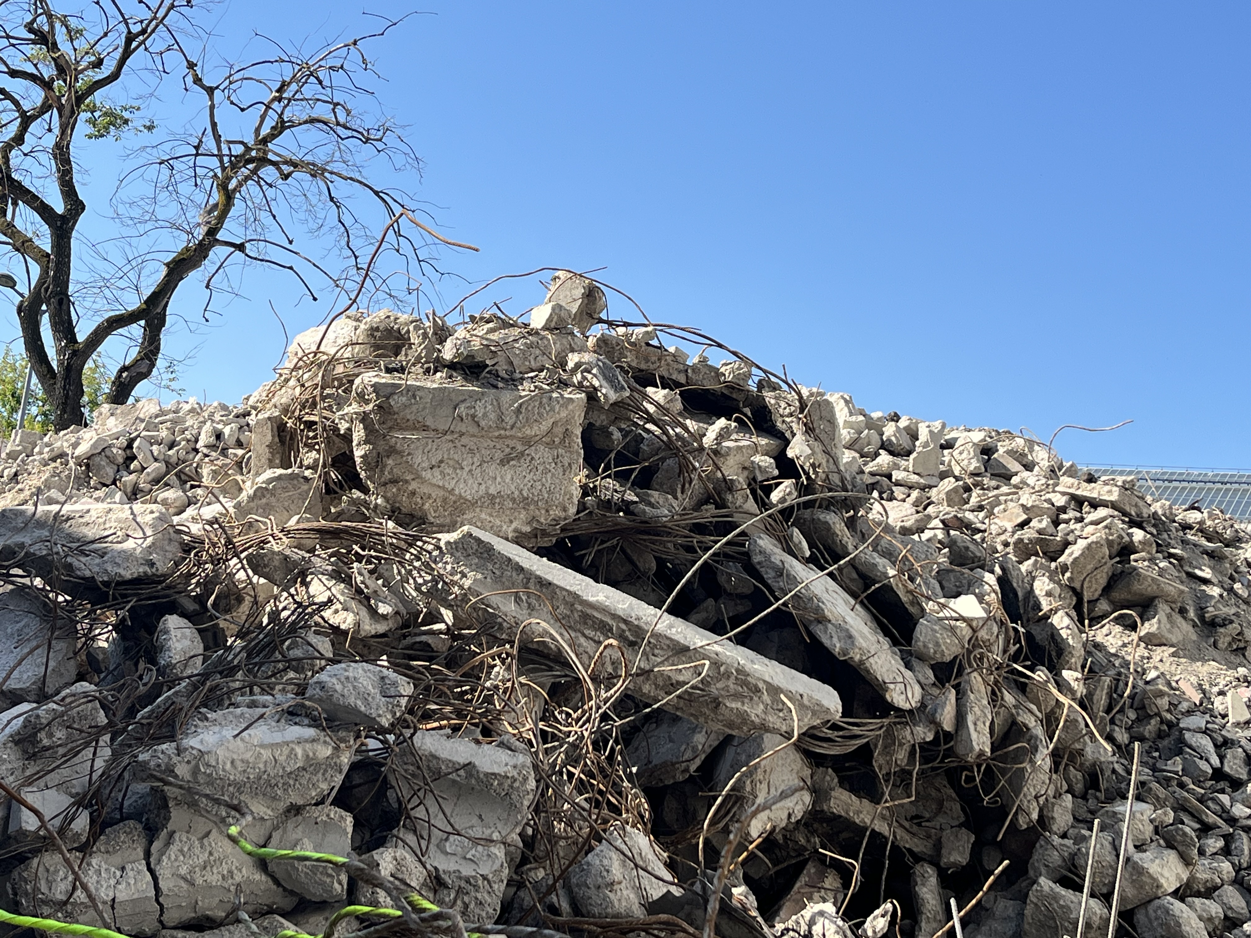 L’évacuation avec interdiction d’habiter un immeuble pour éviter l’effondrement d’une falaise doit être proportionnée