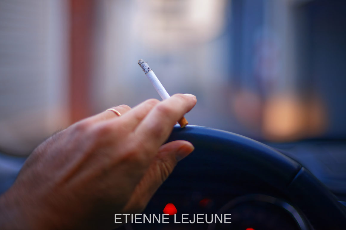 Fumer au volant… permis ? Pas permis ?