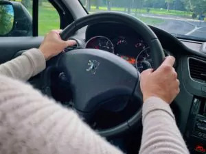 Conduire avec les deux mains sur le volant : mythe ou sécurité ?
