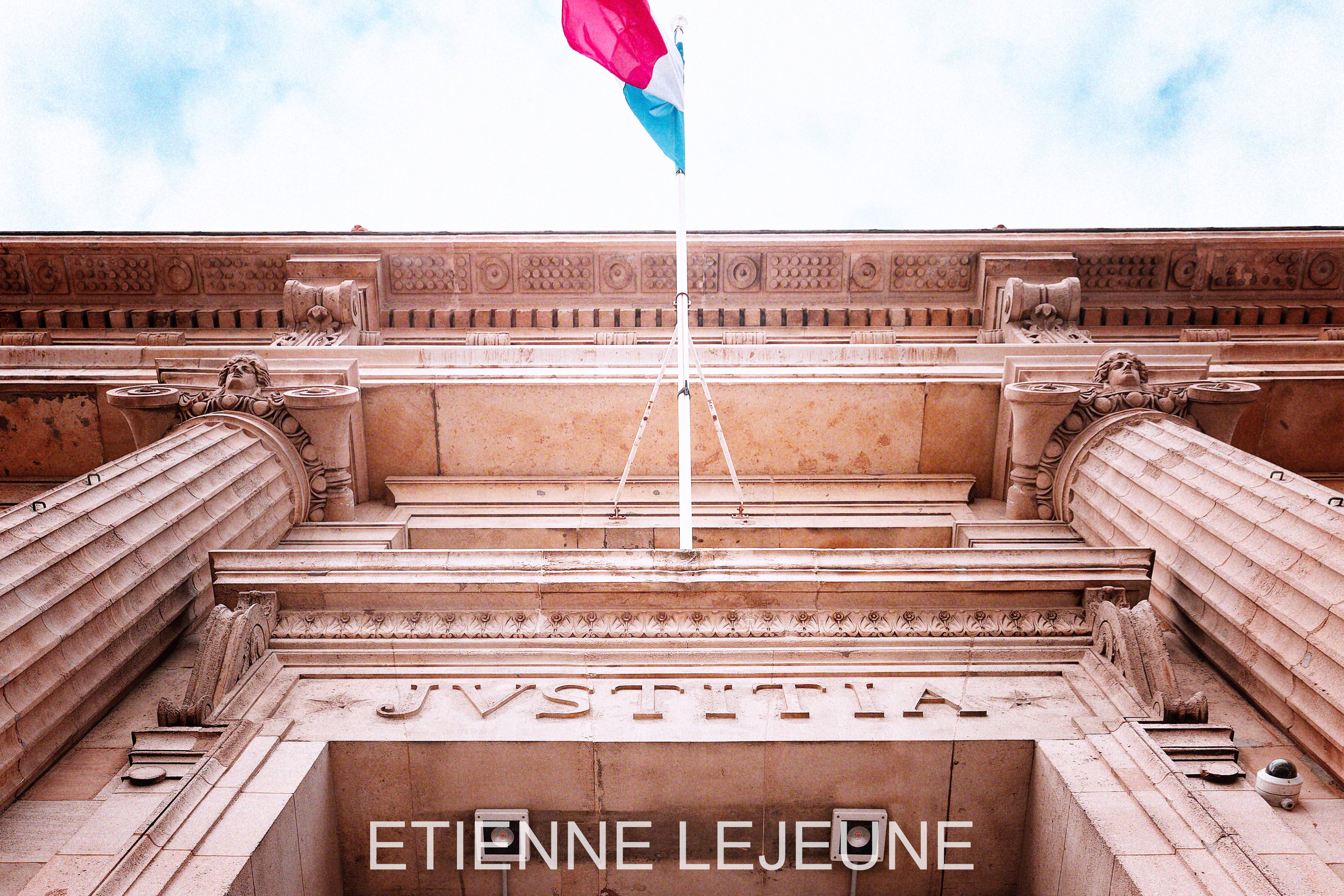 Défaut de clignotant : relaxe obtenue grâce à une erreur dans le procès-verbal